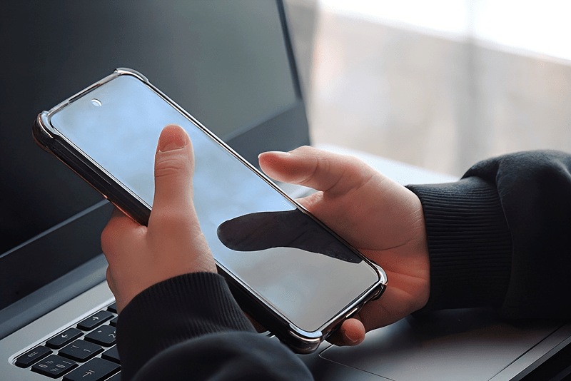 スマホを持つ手の画像